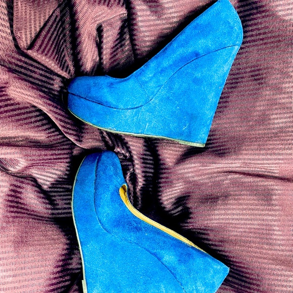 ➡️ BOGO ⬅️ 💙 DOLLHOUSE Vivid Blue Suede closed toe Wedges/ Used - Picture 7 of 7